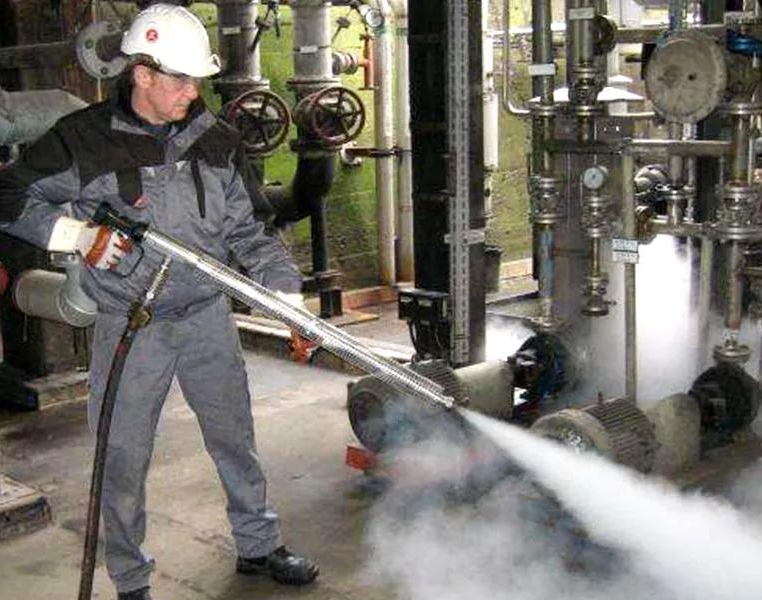 工業重油污怎么清理？高溫蒸汽發生器被用于機床油污清洗，瞬間溶解污漬！